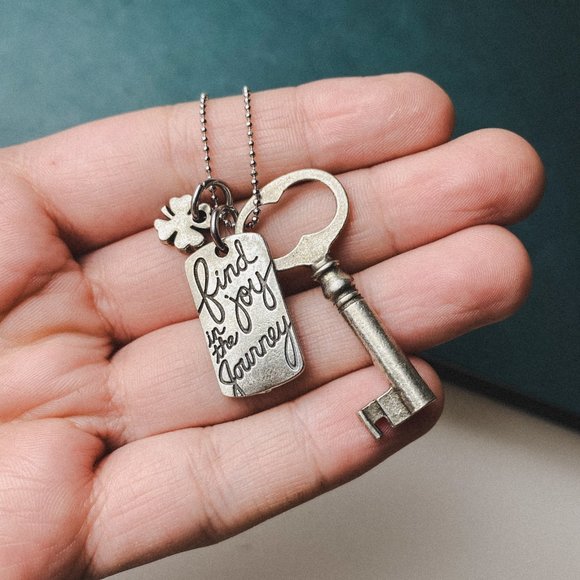 Origami Owl Find Joy in the Journey Quote Key Clover Silver Charm Chain Necklace - Picture 10 of 12